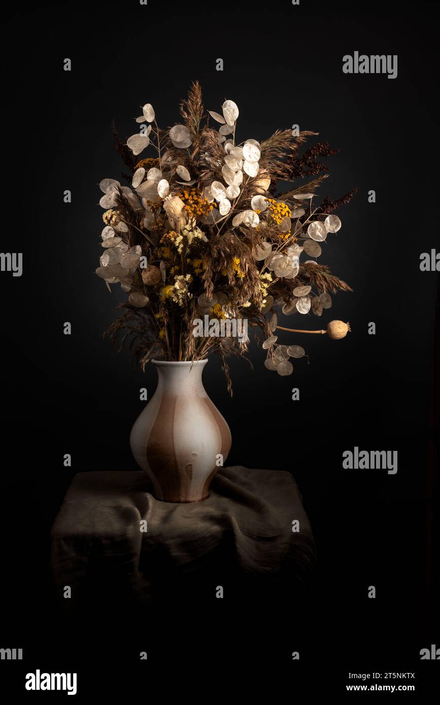Herbstbouguet, Blumen in einer Keramikvase auf schwarzem Background, Stillleben Stockfoto