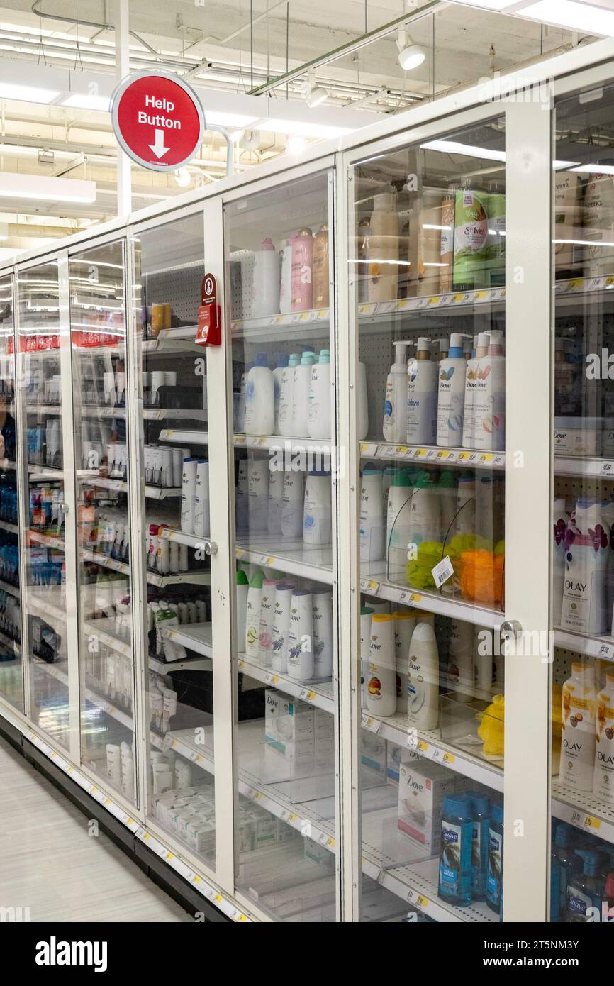 Aufgrund der Zunahme von Ladendiebstahl installieren Drogerien und Lebensmittelgeschäfte in den USA Plexiglas-Barrieren in den Regalen, USA 2023 Stockfoto