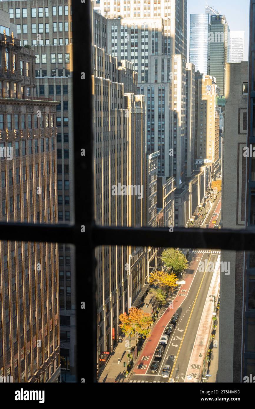 34th St. in Midtown Manhattan, von einem Hochhaus aus gesehen, 2023, New York City, USA Stockfoto