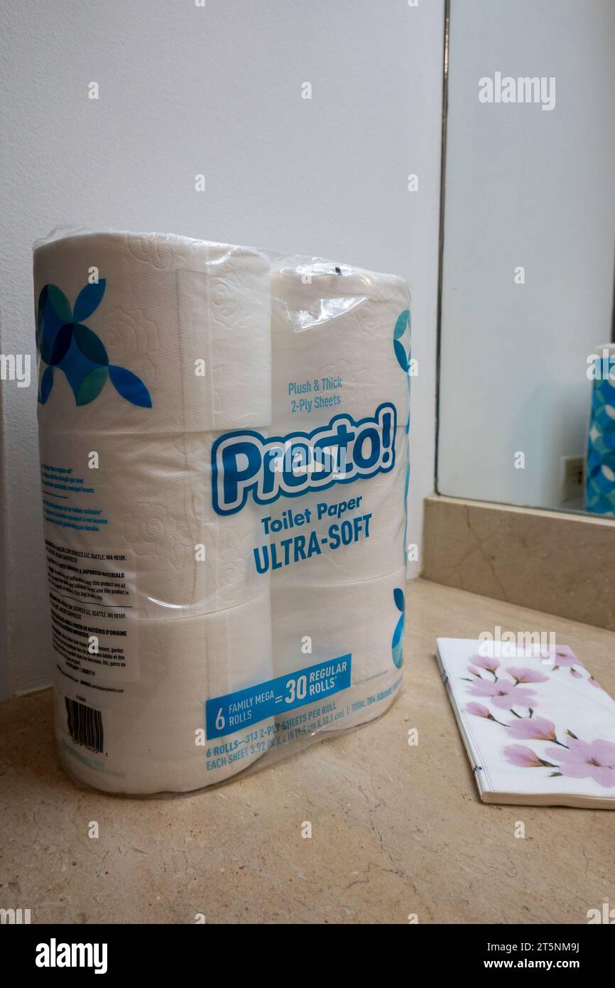 Nahaufnahme eines Pakets mit sechs Rollen Presto, Toilettenpapier auf einer Wohnzimmertheke, 2023, NYC, USA Stockfoto