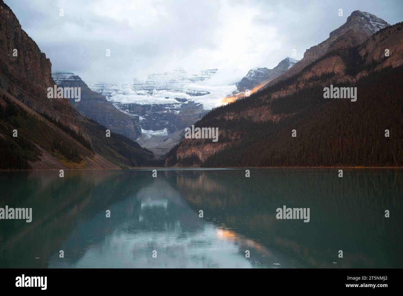 Am frühen Morgen Sonnenstrahlen am Lake Louise, Banff National Park in Alberta, Kanada. Stockfoto