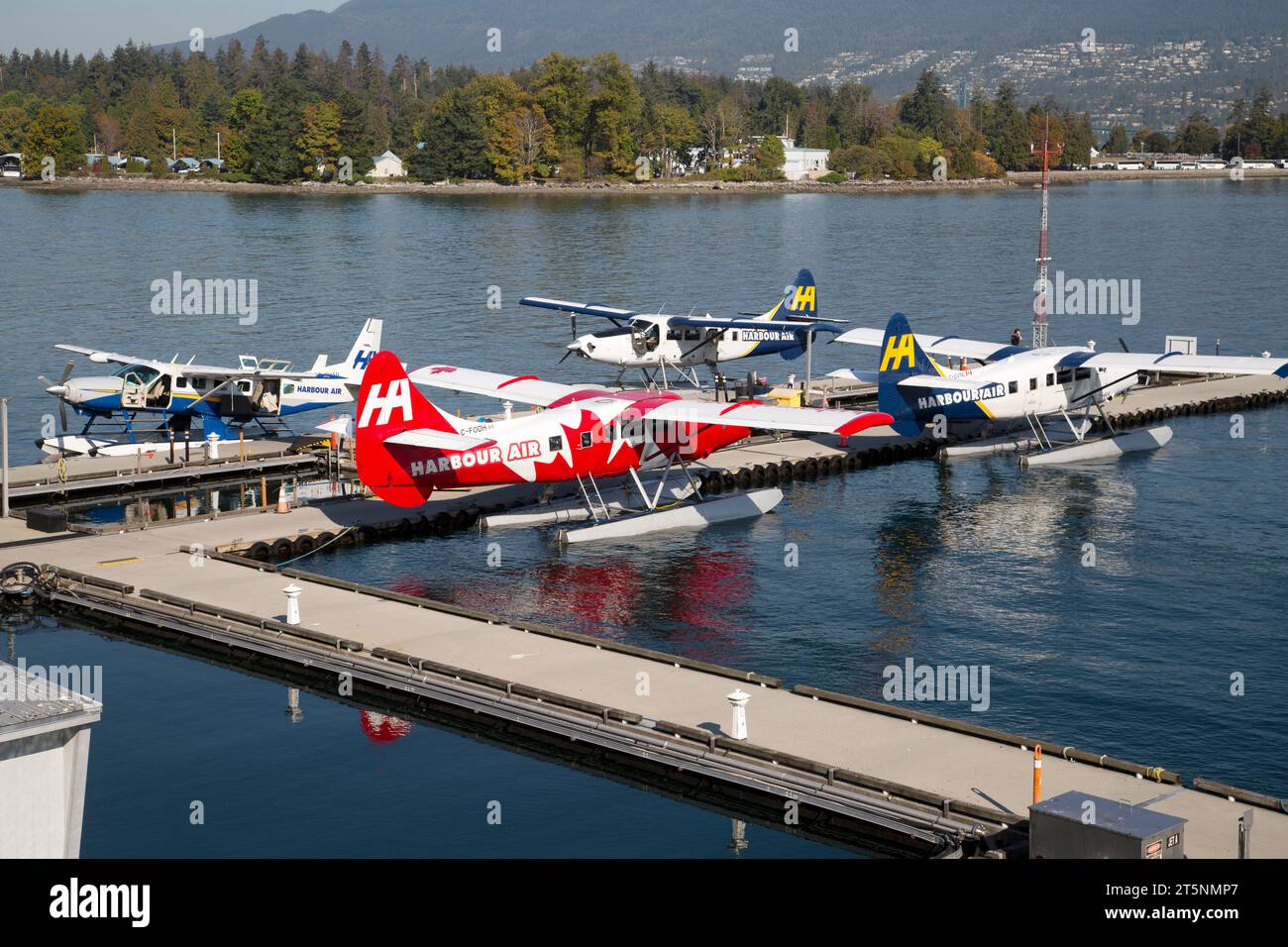 Die Wasserflugzeuge DHC-3, DHC-6 und Cessna Grand Caravan EX am Wasserflugzeugterminal Vancouver in Kanada Stockfoto