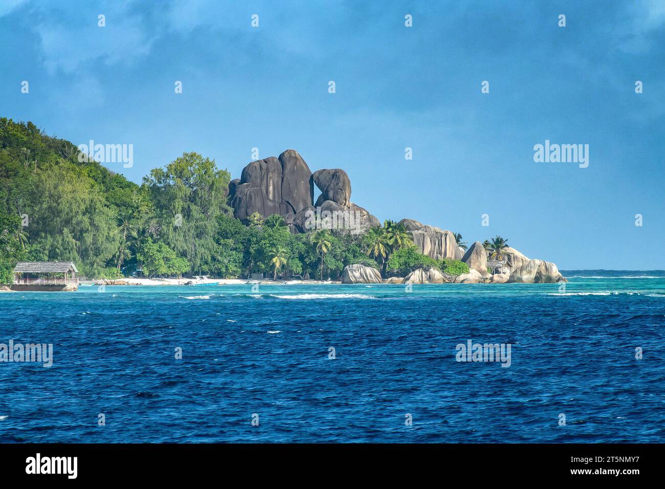 Granitfelsen an der Küste der Insel LaDigue am Strand Anse Source d'Argent auf den Seychellen Stockfoto