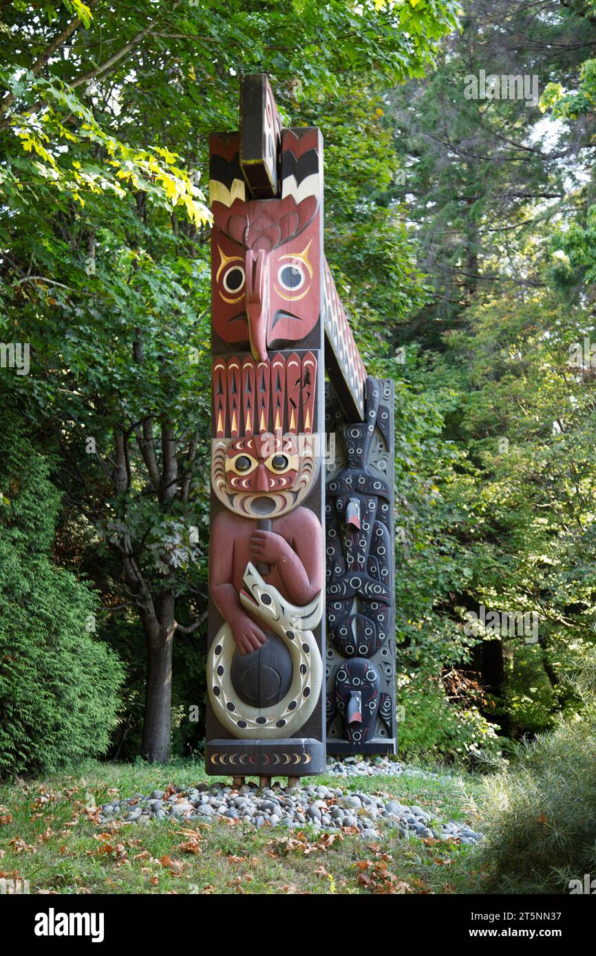 Leute unter dem People Gateway. Kunst- und Totempfähle der First Nations, Stanley Park, Vancouver, Kanada Stockfoto