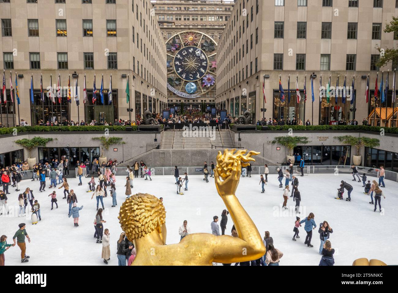 Rockefeller Center und Saks Fifth Avenue bereiten sich auf die Weihnachtszeit 2023 in New York City, USA, vor Stockfoto