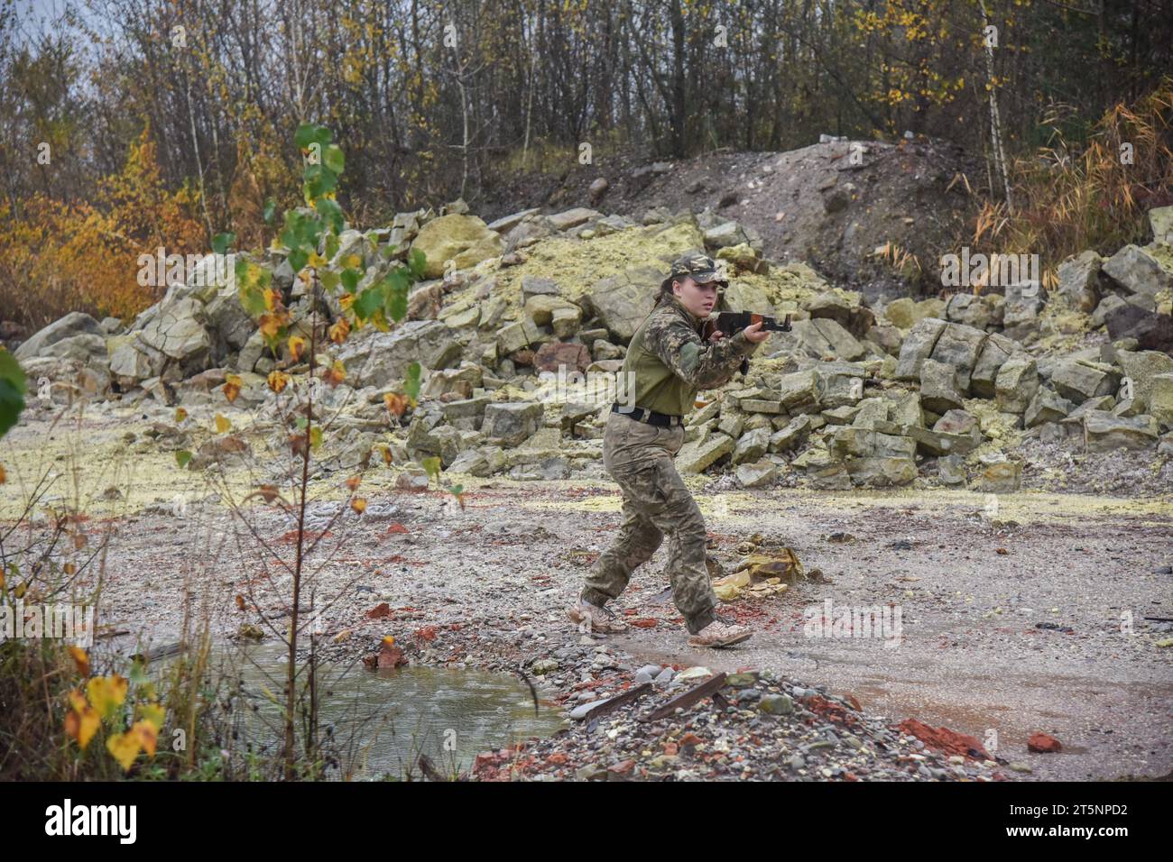 Lviv, Ukraine. Oktober 2023. Ein Mädchen nimmt an einem militärischen Ausbildungskurs für die Zivilbevölkerung Teil, der vom "rechten Sektor" organisiert wird. Die Organisation „Right Sector“ führte aufgrund des russisch-ukrainischen Krieges regelmäßige Schulungen für die Zivilbevölkerung durch. Das Training selbst dauerte mehrere Tage. Alle Teilnehmer wurden im Umgang mit Waffen unterrichtet, taktische Medizin unterrichtet und alle theoretischen Kenntnisse in der Praxis praktiziert. (Credit Image: © Pavlo Palamarchuk/SOPA images via ZUMA Press Wire) NUR REDAKTIONELLE VERWENDUNG! Nicht für kommerzielle ZWECKE! Stockfoto