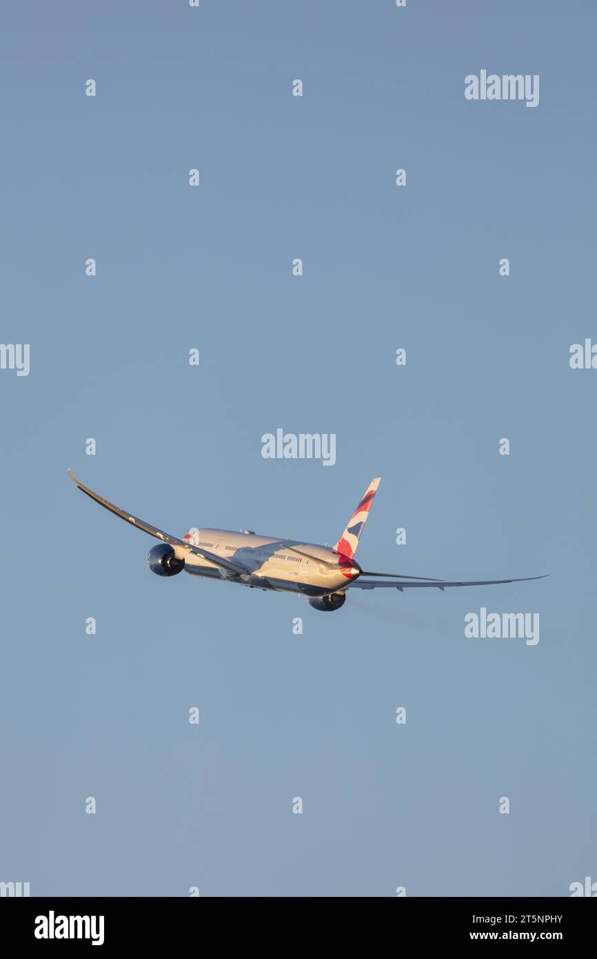Eine British Airways Boeing 787-10 Dreamliner mit der Registrierung G-ZBLF verlässt London Heathrow (lhr) an einem schönen Abend in Richtung Westen Stockfoto