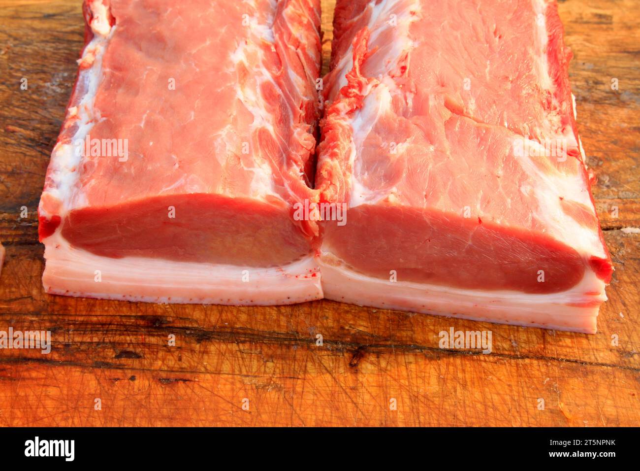 Schweinefleisch auf dem Brett, Nahaufnahme des Fotos Stockfoto