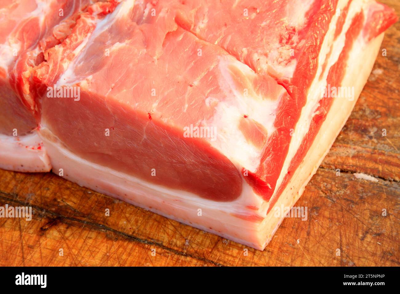 Schweinefleisch auf dem Brett, Nahaufnahme des Fotos Stockfoto