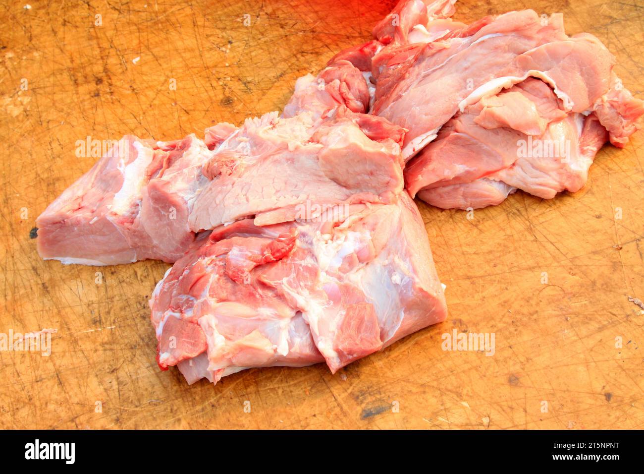 Schweinefleisch auf dem Brett, Nahaufnahme des Fotos Stockfoto