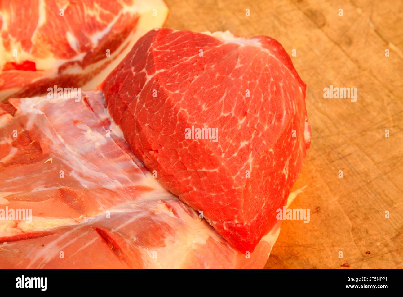 Schweinefleisch auf dem Brett, Nahaufnahme des Fotos Stockfoto