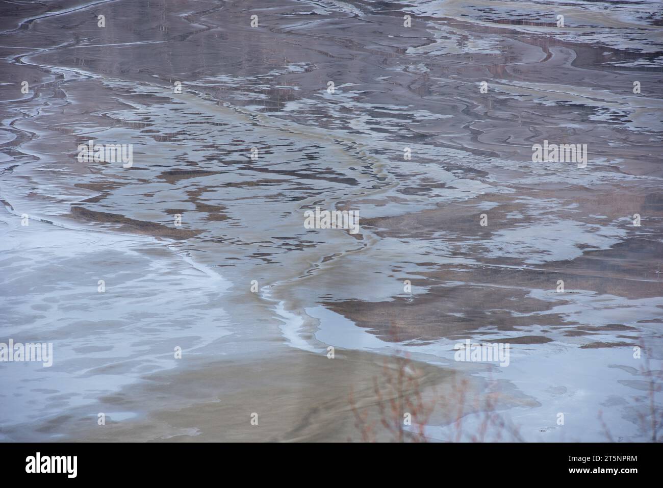 Schlammiges Wasser in einem Dekanationsteich. Giftige Rückstände aus einer Kupfermine, die in einem Siedlungsbecken abfalle. Geologische industrielle Bergbaulandschaft. Geamana Stockfoto