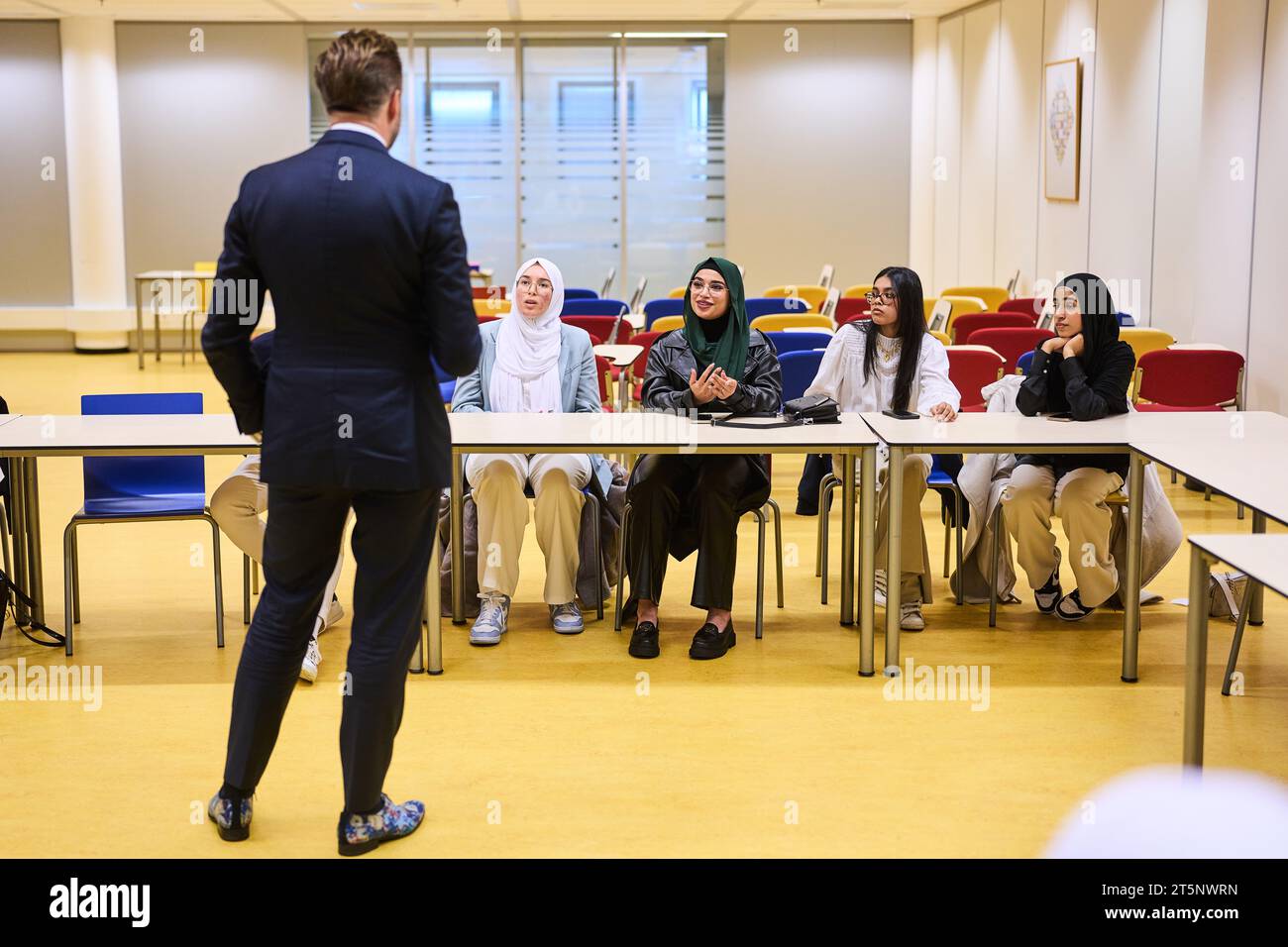 DEN HAAG – der scheidende Minister Hugo de Jonge (Innen- und Königreichbeziehungen) besucht das Wahlfest im ROC Mondriaan. Während der Veranstaltung können die Studenten mit (Kandidaten-)Abgeordneten sprechen und über die Wahlen des Repräsentantenhauses informiert werden. ANP PHIL NIJHUIS niederlande raus - belgien raus Stockfoto