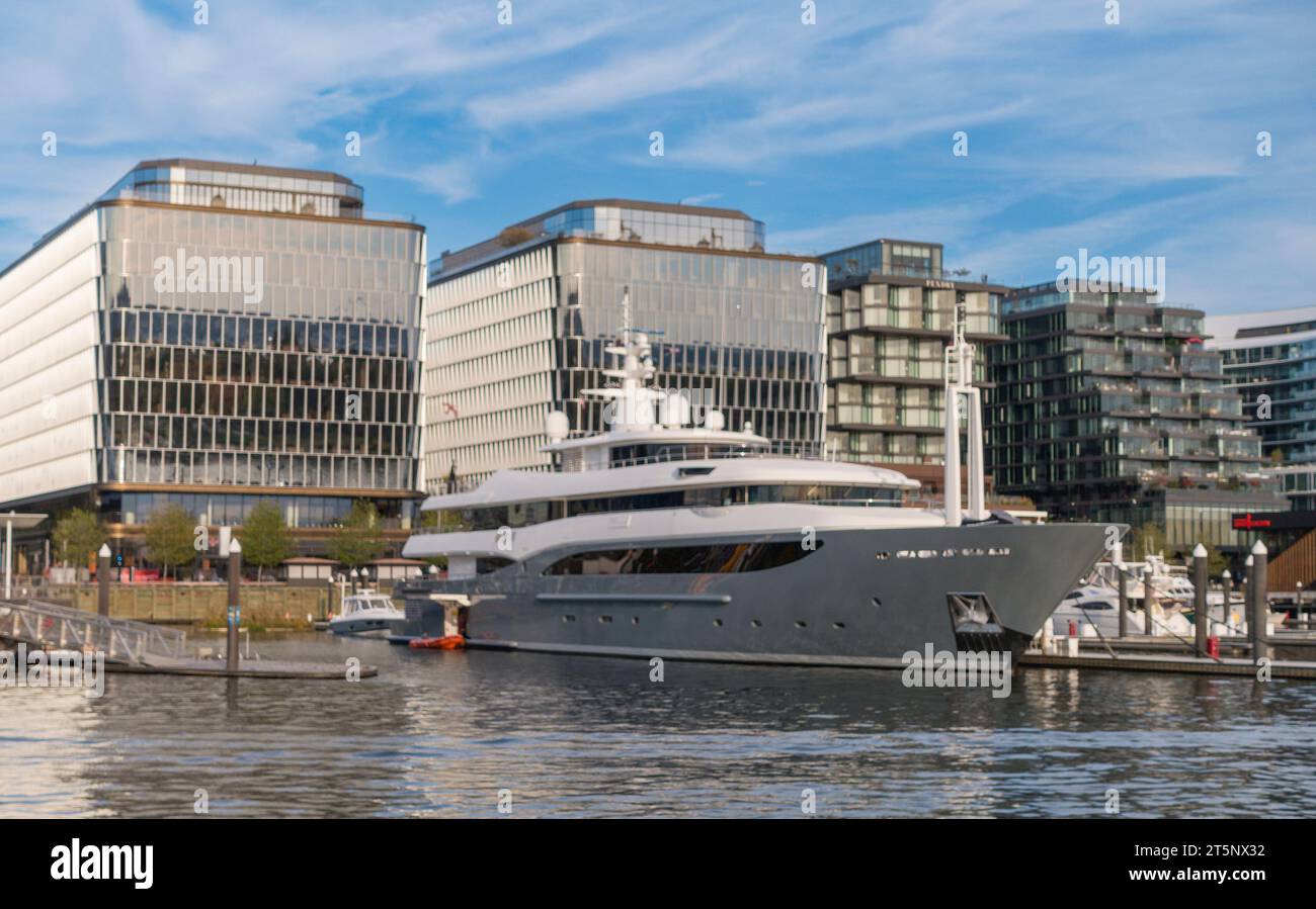 WASHINGTON, DC, USA – die Yacht liegt am Yachthafen an der Wharf, Gebäuden und am Wasser. Stockfoto