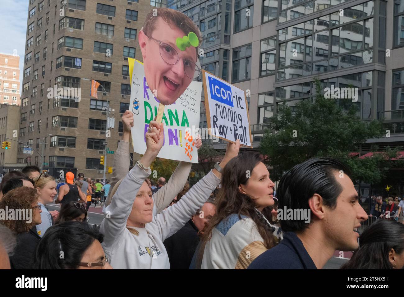 New York, New York, USA. November 2023. Läufer, Zuschauer und Fans beim TCS NYC Marathon entlang der Upper East Side des jährlichen Rennens der NY Road Runners. Das farbenfrohe 26,2-km-Event erfüllte sowohl die Bürgersteige als auch die Rennstrecke mit Menschen aus Ländern der ganzen Welt bei perfektem Wetter durch alle 5 Stadtteile von New York City. Gesichter in der Menge (Foto: © Milo Hess/ZUMA Press Wire) NUR REDAKTIONELLE VERWENDUNG! Nicht für kommerzielle ZWECKE! Stockfoto