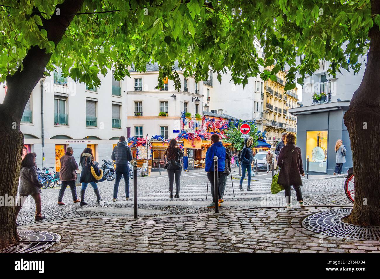 Blick über die Rue des Abbesses in Richtung Bistro 'Le Vrai Paris' - Montmartre, Paris 18, Frankreich. Stockfoto