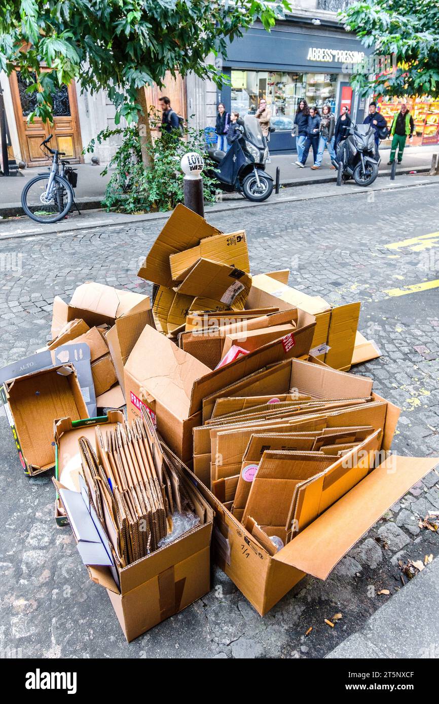 Kartonschachteln, die auf die Sammlung zum Recycling an der Rue des Abbesses in Montmartre, Paris 18, Frankreich, warten. Stockfoto