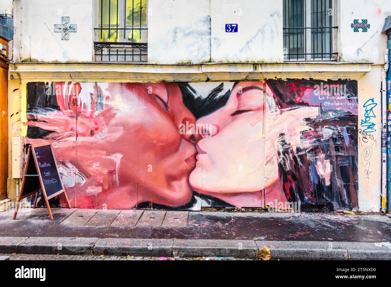 Robert Vargas Straßengemälde wurde 2023 als Teil seiner Welttournee fertiggestellt - Montmartre, Paris 18, Frankreich. Stockfoto
