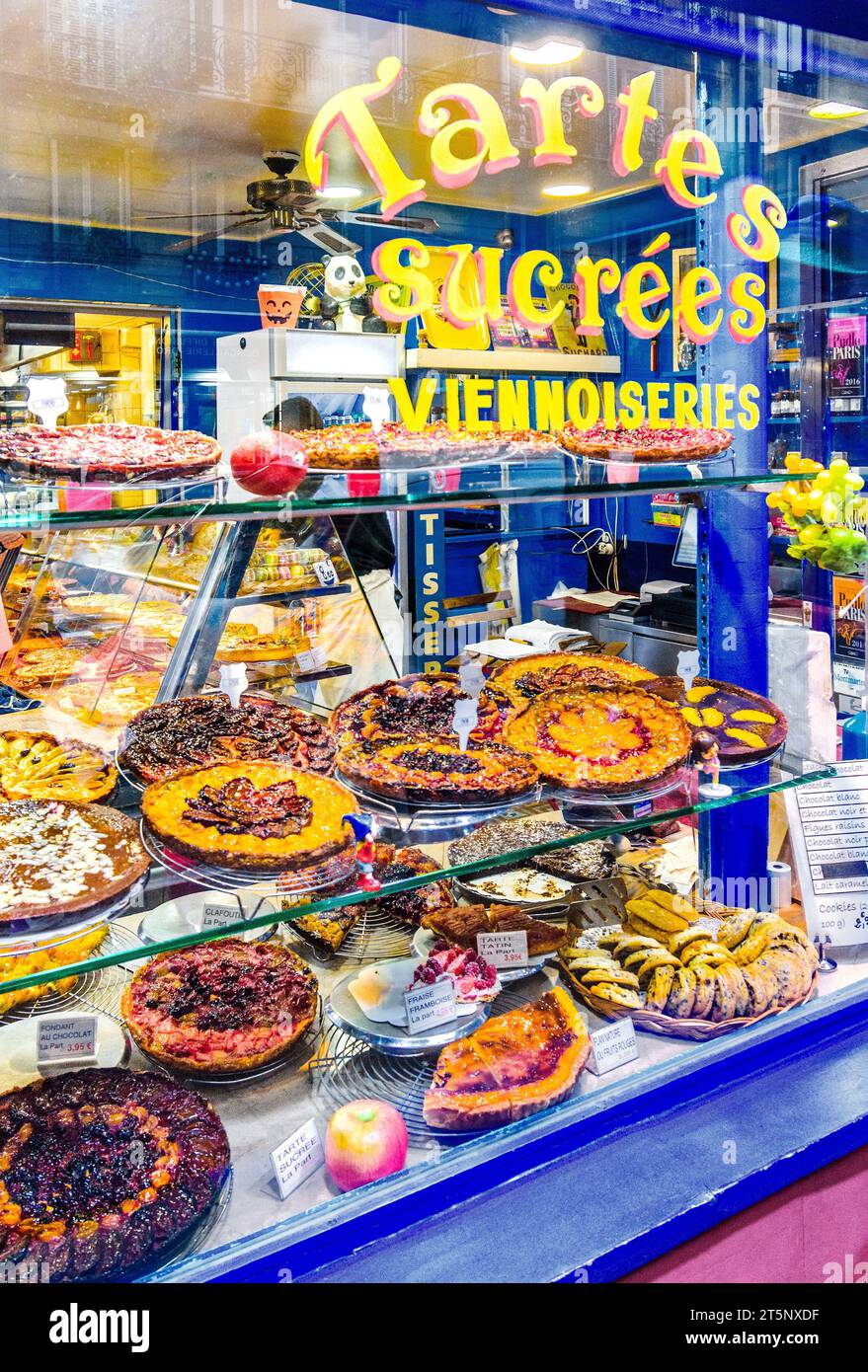 Spezialgeschäft für Kuchen, Torten und Torten in Montmartre, Paris 18, Frankreich. Stockfoto