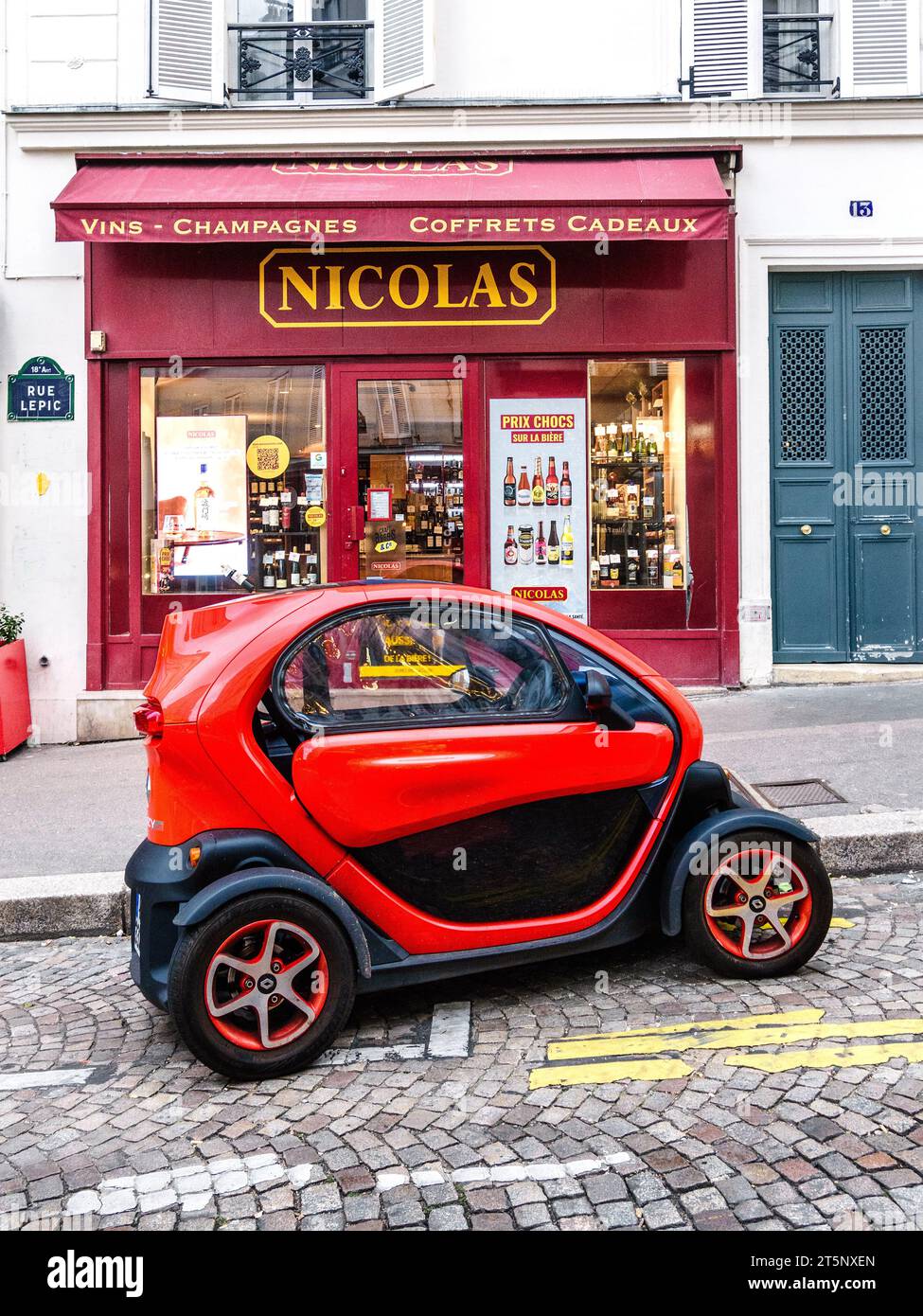 Renault „Twizy 45“ 2-Sitzer-Elektro-Kleinwagen in Montmartre, Paris 18, Frankreich. Stockfoto