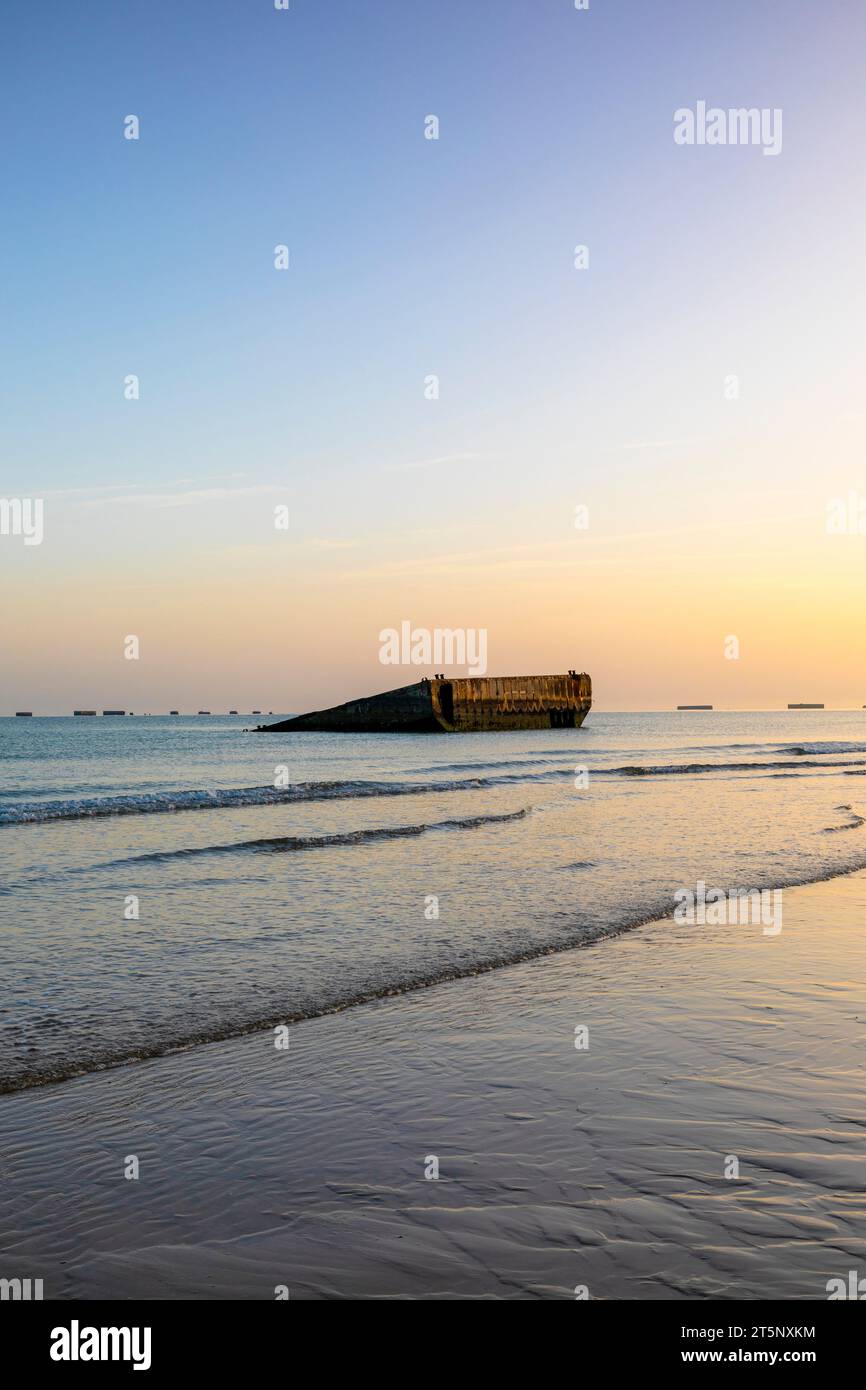 Der Betonblock stammt aus dem Mulberry Harbour, Arromanches-les-Bains, D Day Landing Beach, Normandie, Frankreich, Nordwesteuropa Stockfoto