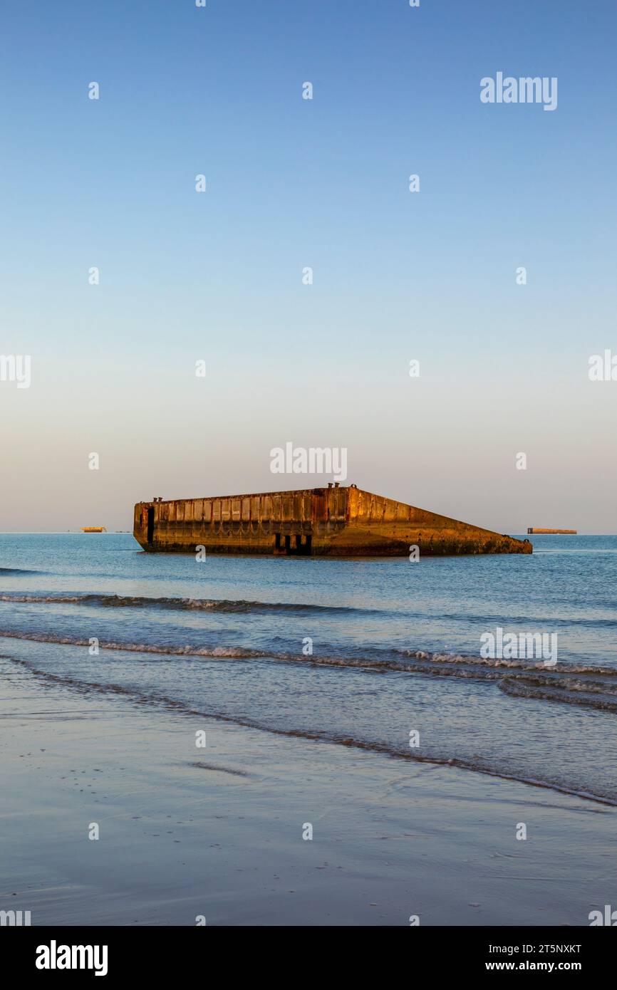 Der Betonblock stammt aus dem Mulberry Harbour, Arromanches-les-Bains, D Day Landing Beach, Normandie, Frankreich, Nordwesteuropa Stockfoto