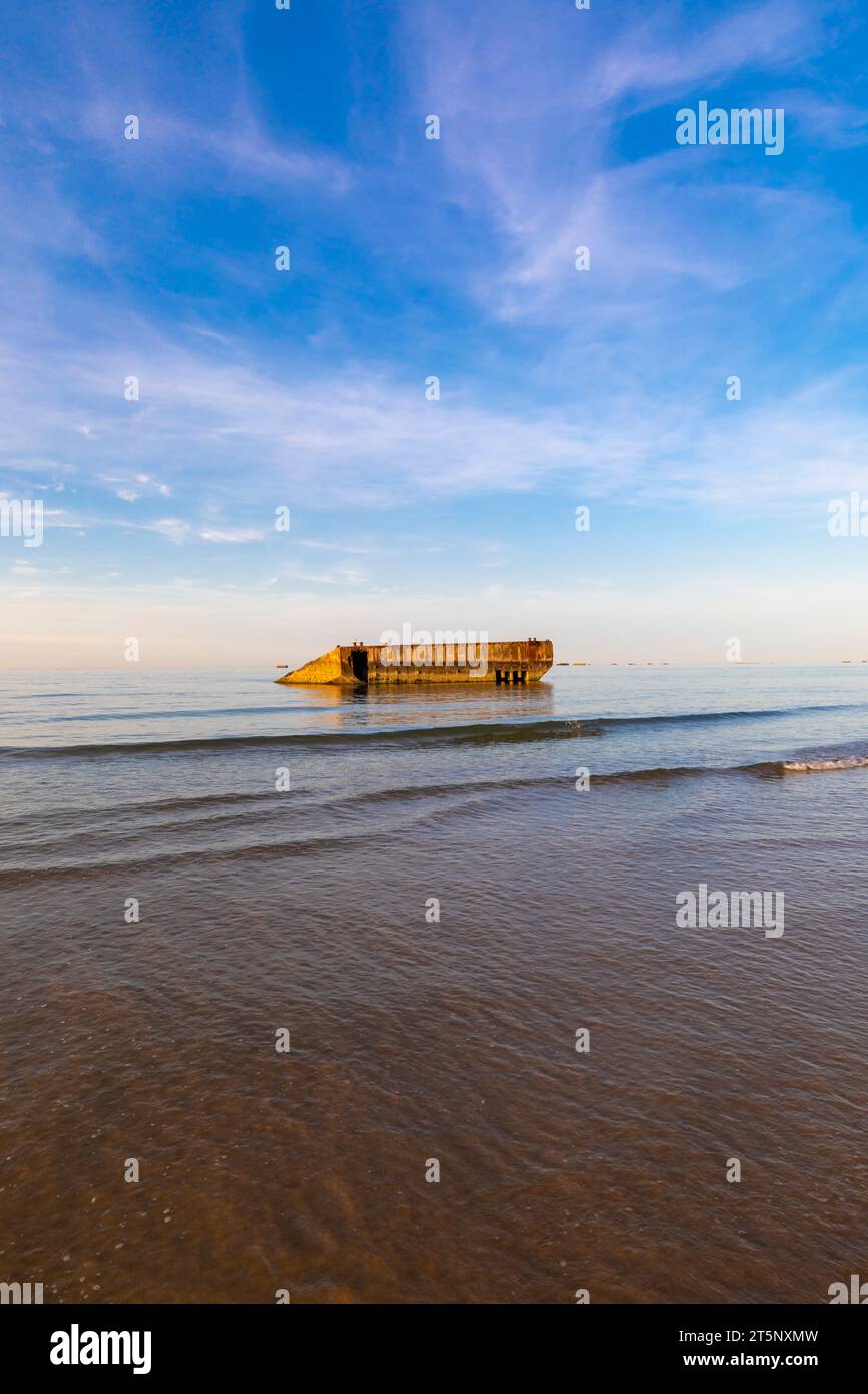 Der Betonblock stammt aus dem Mulberry Harbour, Arromanches-les-Bains, D Day Landing Beach, Normandie, Frankreich, Nordwesteuropa Stockfoto