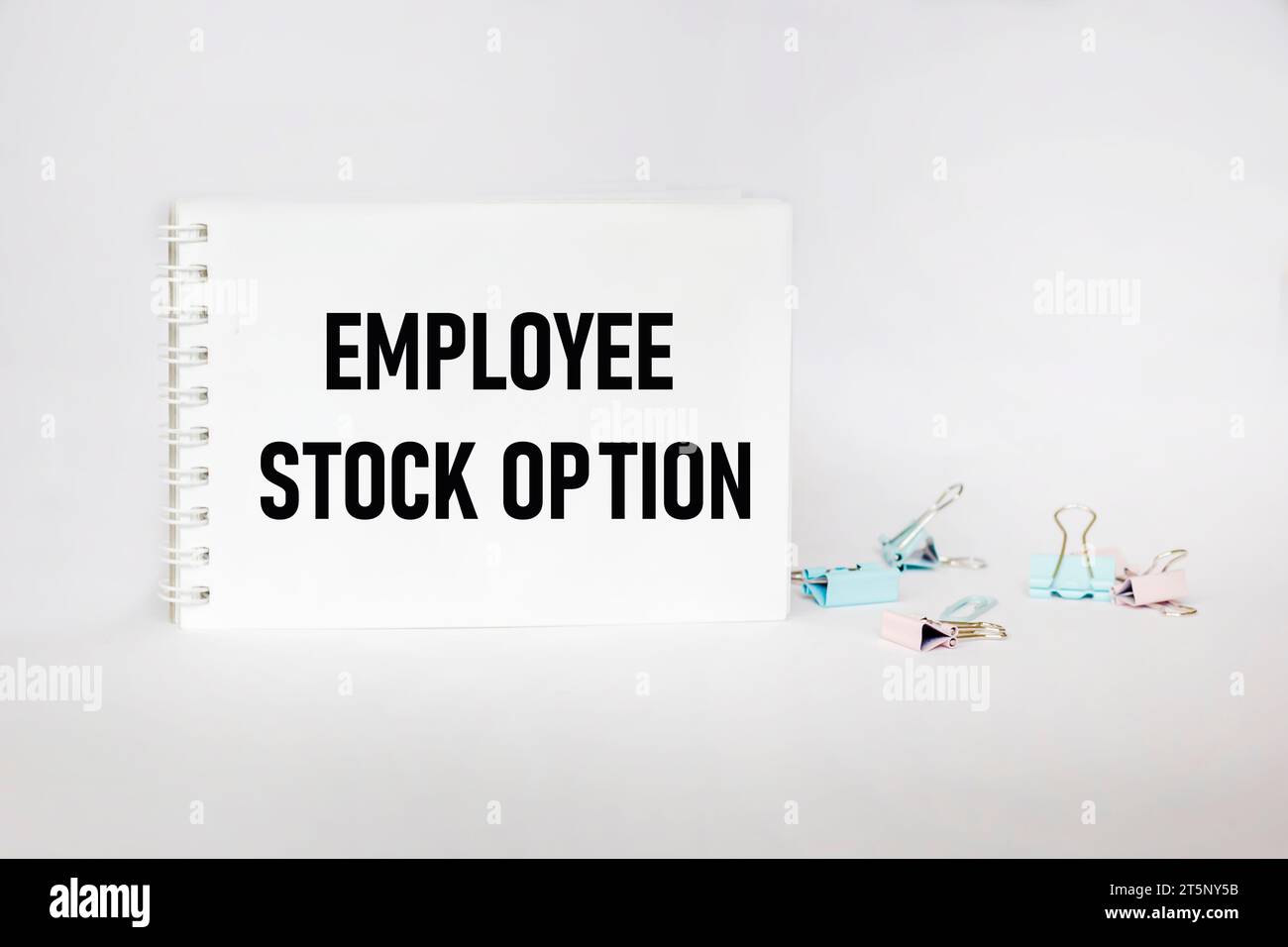 Mitarbeiterbestand auf Notizblock und weißem Hintergrund Stockfoto