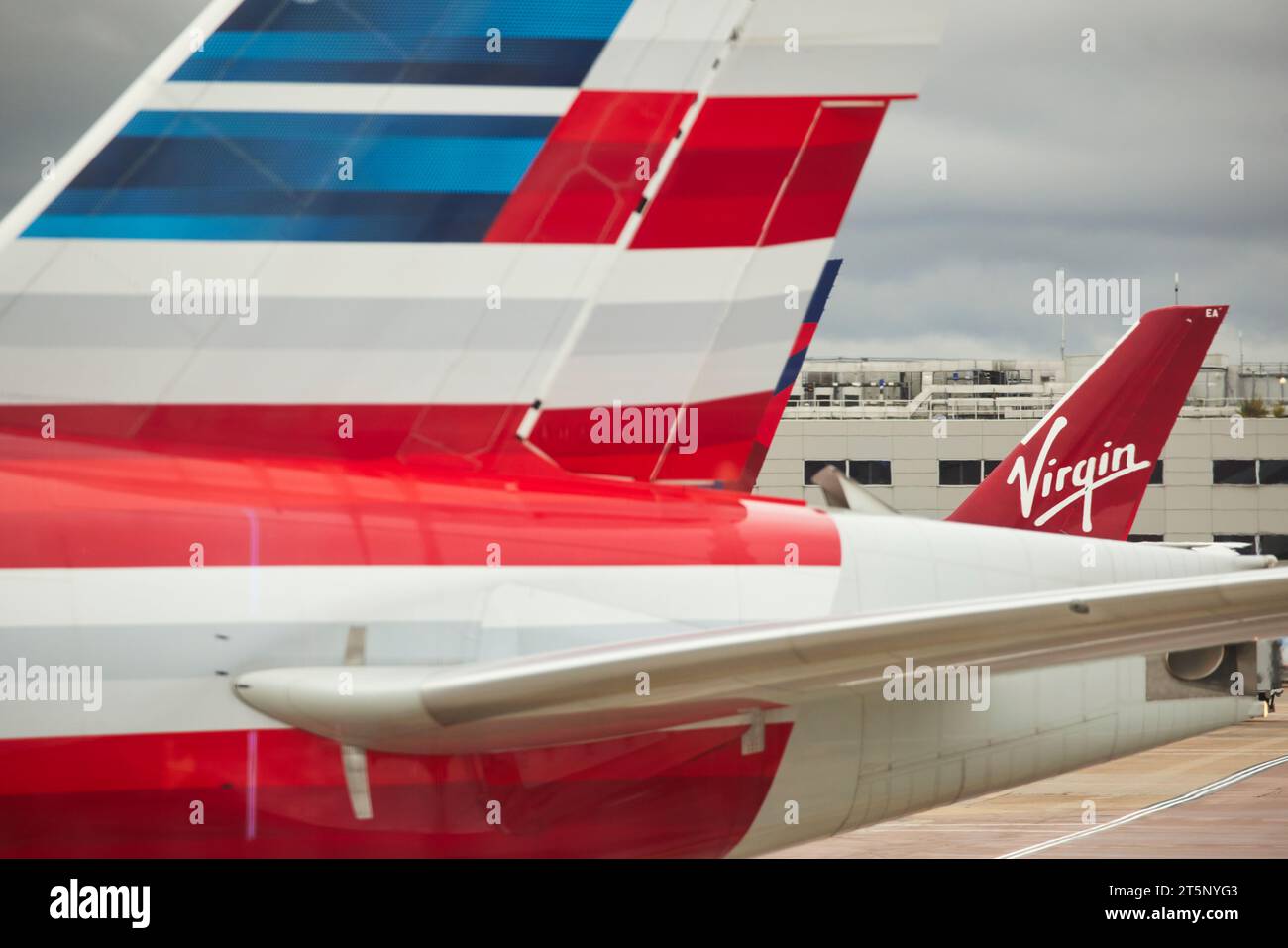 Heathrow Terminal 3 Jungfrau- und American Airline-Flossen Stockfoto