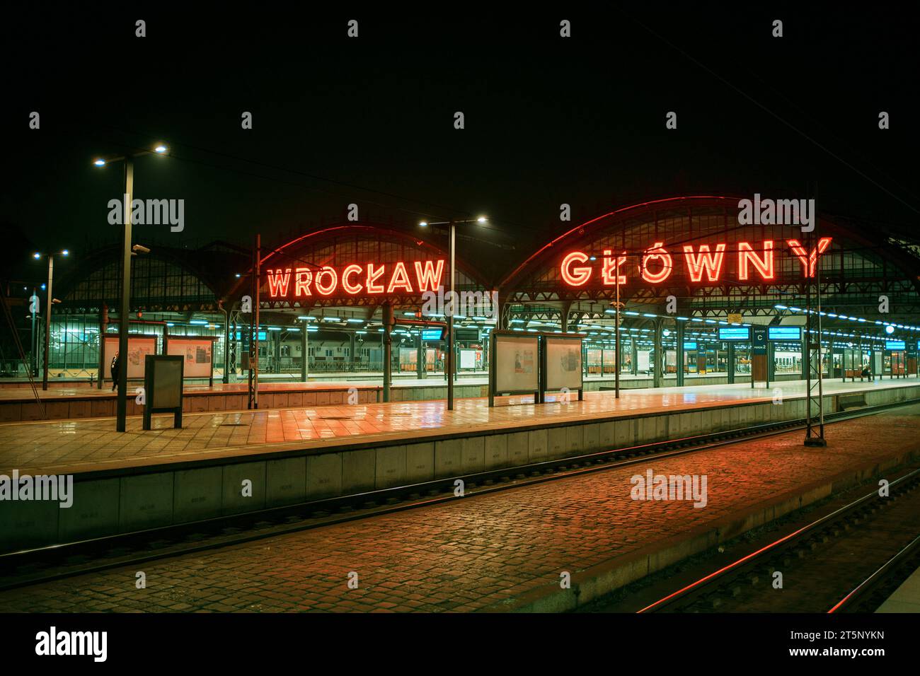 Wrocław Główny Neonschild in der Nacht in Wrocław, Polen Stockfoto