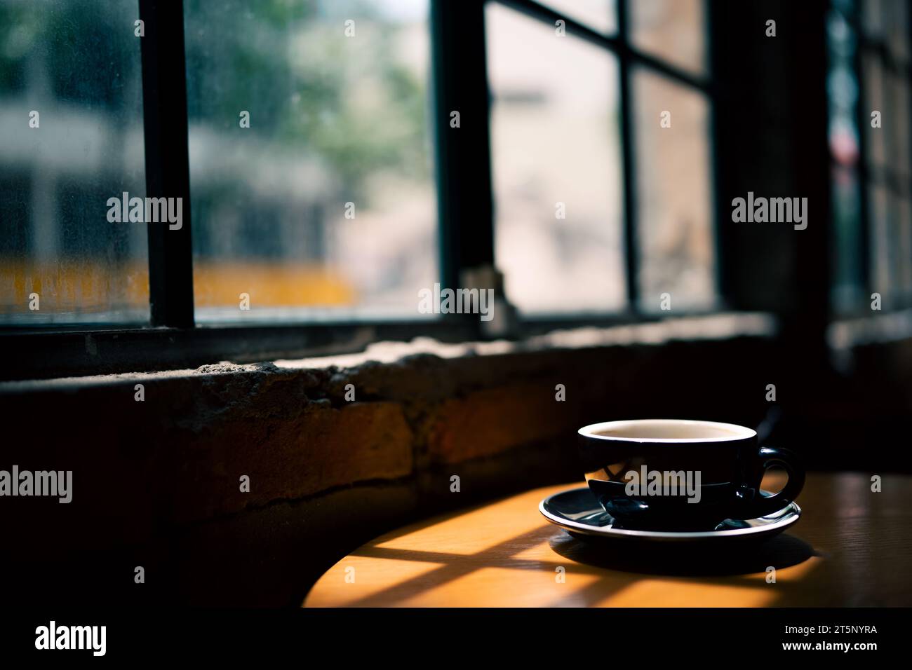 Kaffeetasse auf Holztisch im Café, Stockfoto Stockfoto