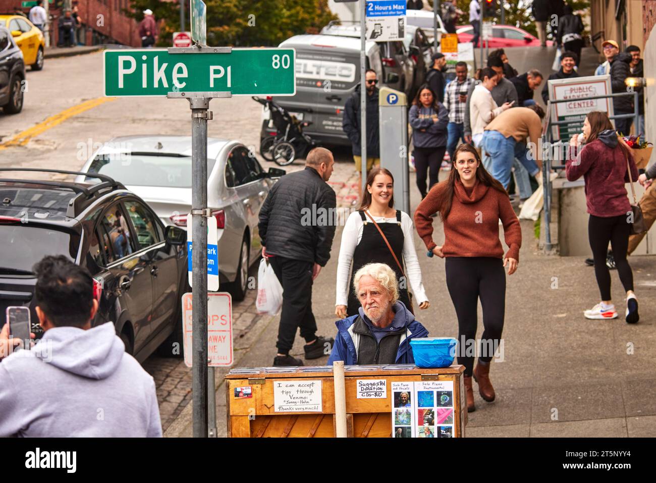 Pike Place Busker spielt Klavier in Seattle, Washington, USA Stockfoto