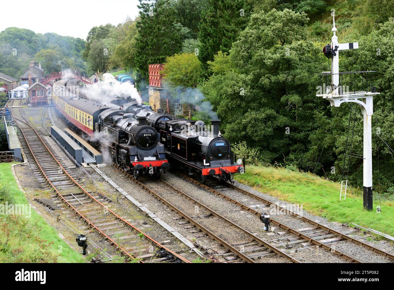 Dampfeisenaktion am Bahnhof Goathland auf der North Yorkshire Moors Railway während der 50-jährigen Jubiläumsgala. Stockfoto