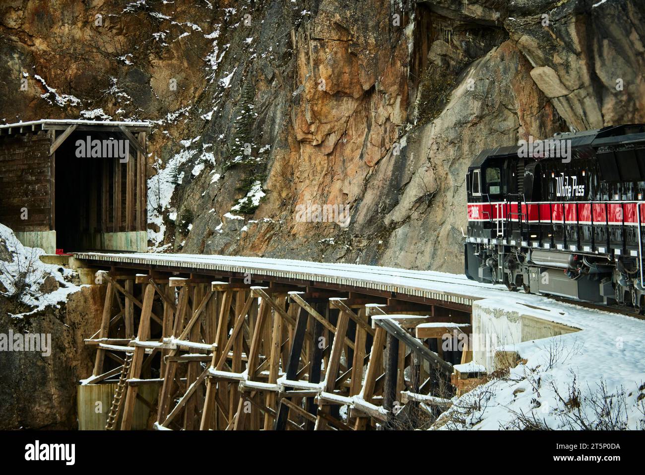 Skagway eine kompakte Stadt im Südosten Alaskas, Blick auf den White Pass und die Yukon Route vom Zug aus, wenn er in den Tunnel einfährt Stockfoto