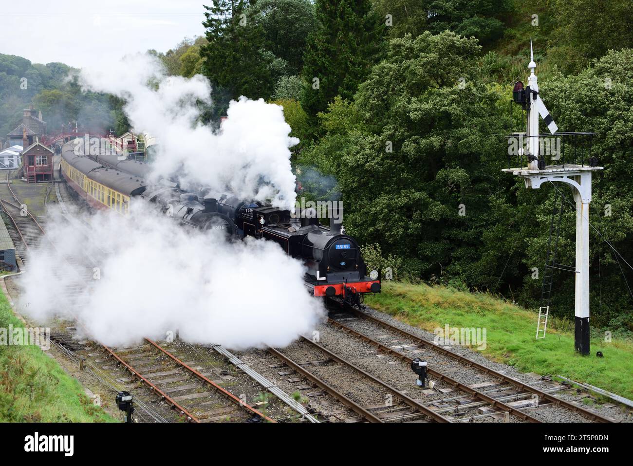 Dampfeisenaktion am Bahnhof Goathland auf der North Yorkshire Moors Railway während der 50-jährigen Jubiläumsgala. Stockfoto