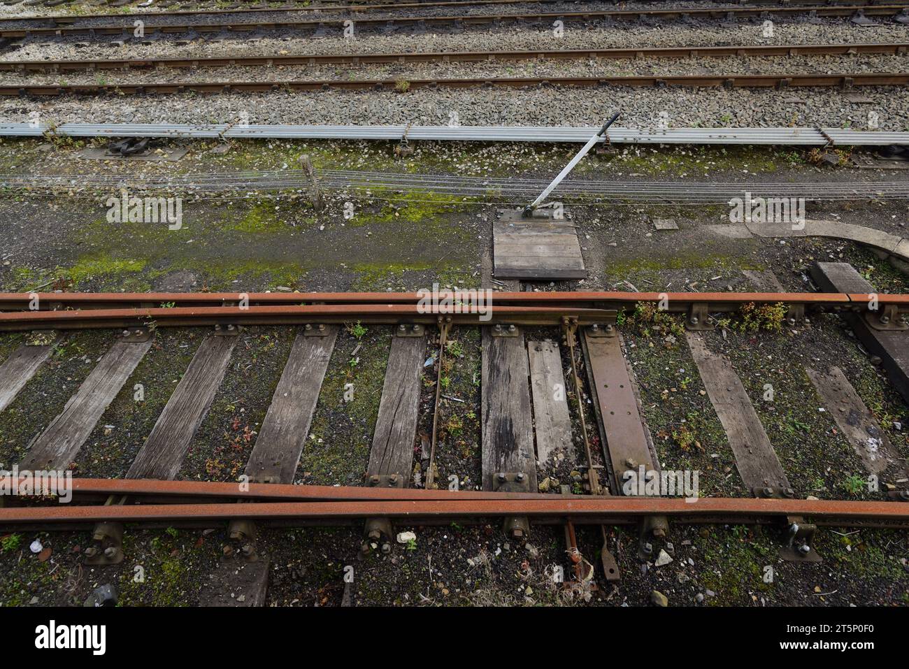 Punkte in rostigen Bahngleisen. Stockfoto