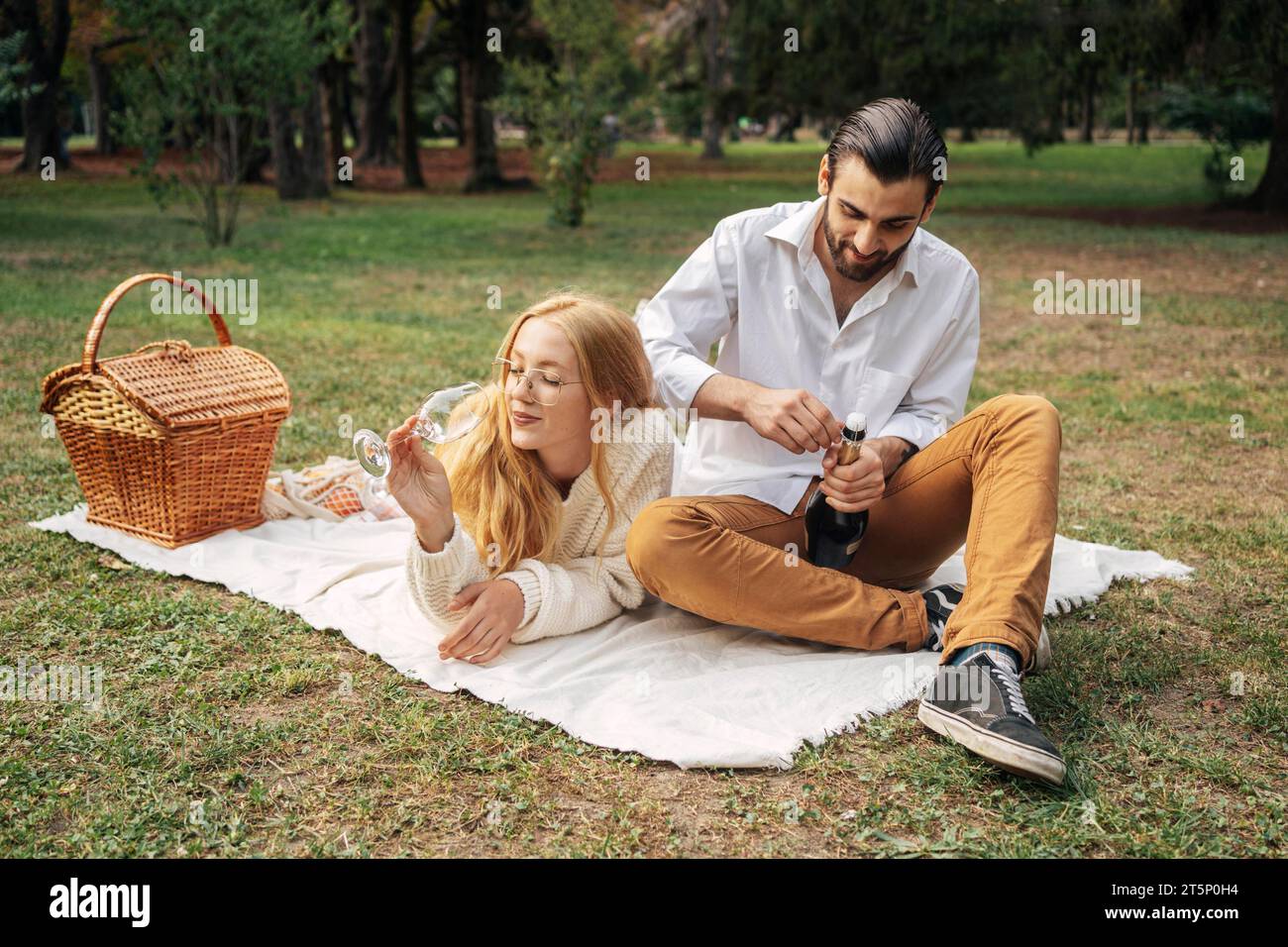 Ehemann Ehefrau, die zusammen draußen picknickt Stockfoto