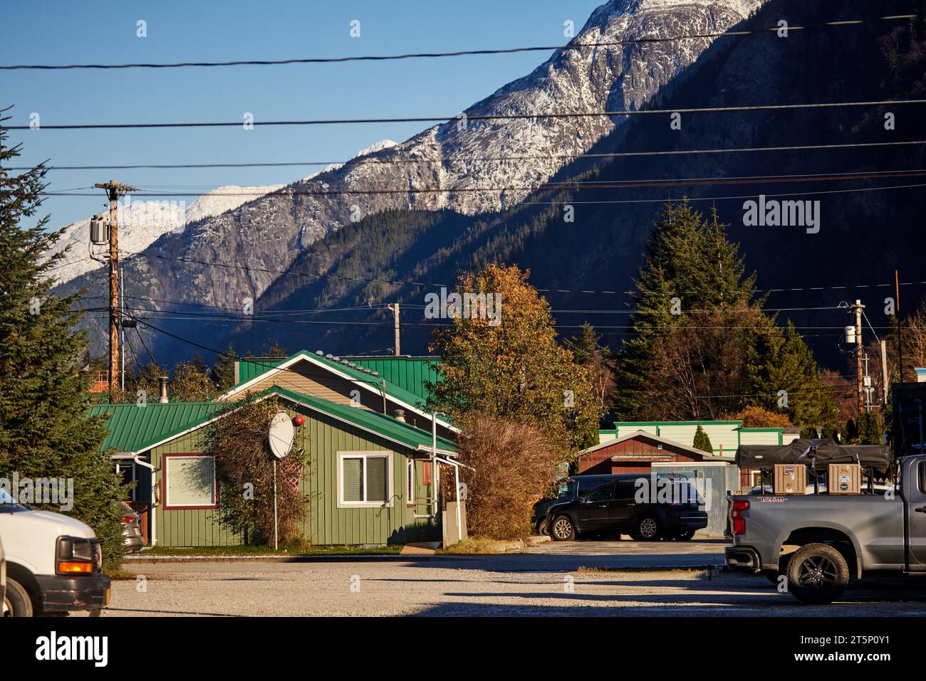 Skagway Alaska Bergkette rund um die Stadt mit typischem Wohnbestand Stockfoto