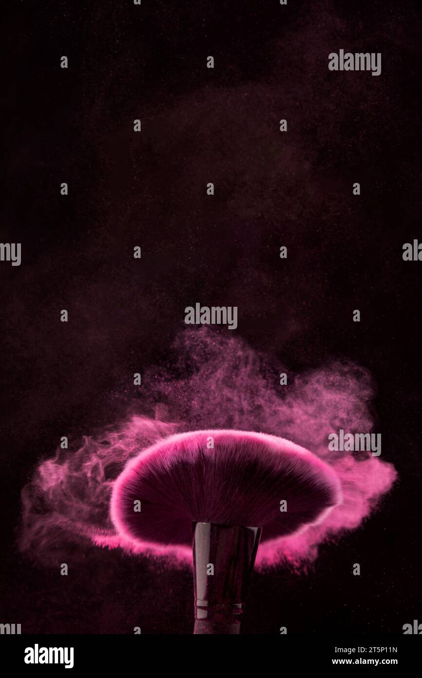 Beweglicher Pinsel Wolke Make-up Puder schwarzer Hintergrund Stockfoto