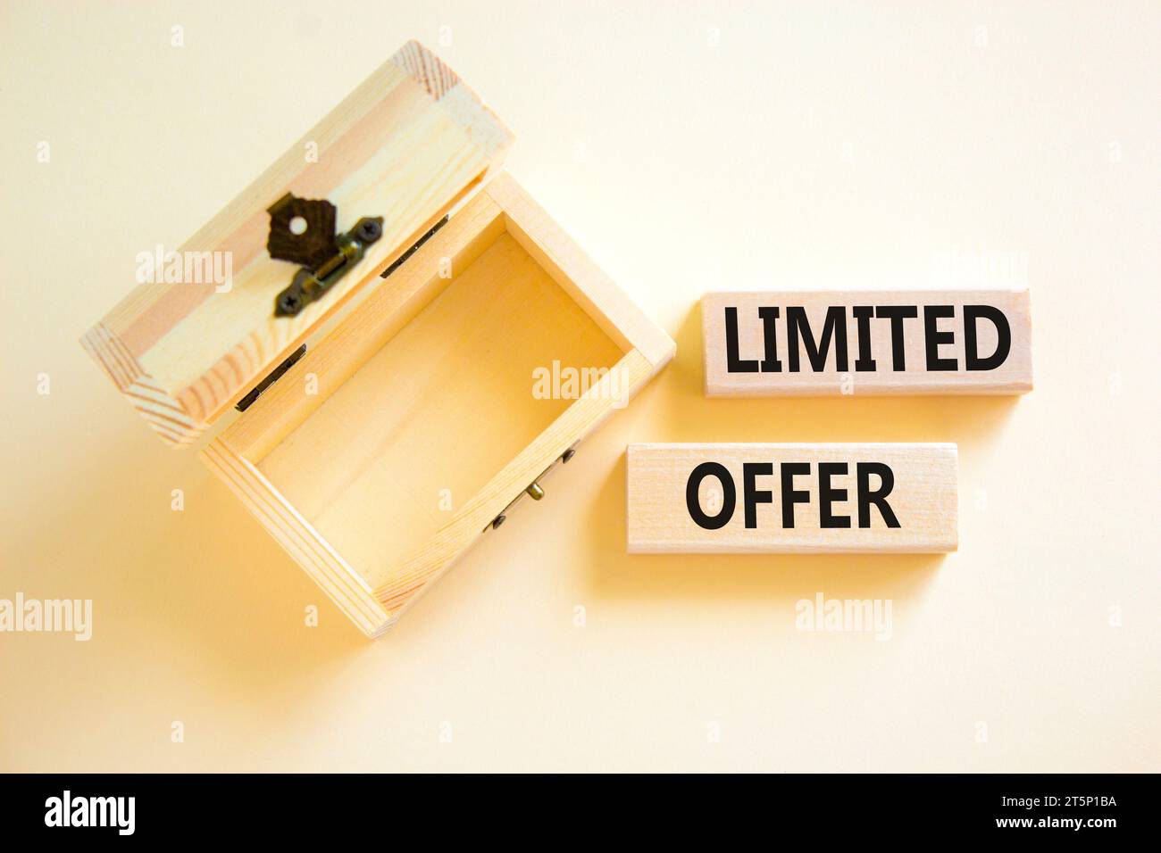 Symbol für begrenztes Angebot. Concept Words begrenztes Angebot für schönen Holzblock. Schöner weißer Tischhintergrund. Leere Holzkiste. Unternehmensmarketing, Stockfoto