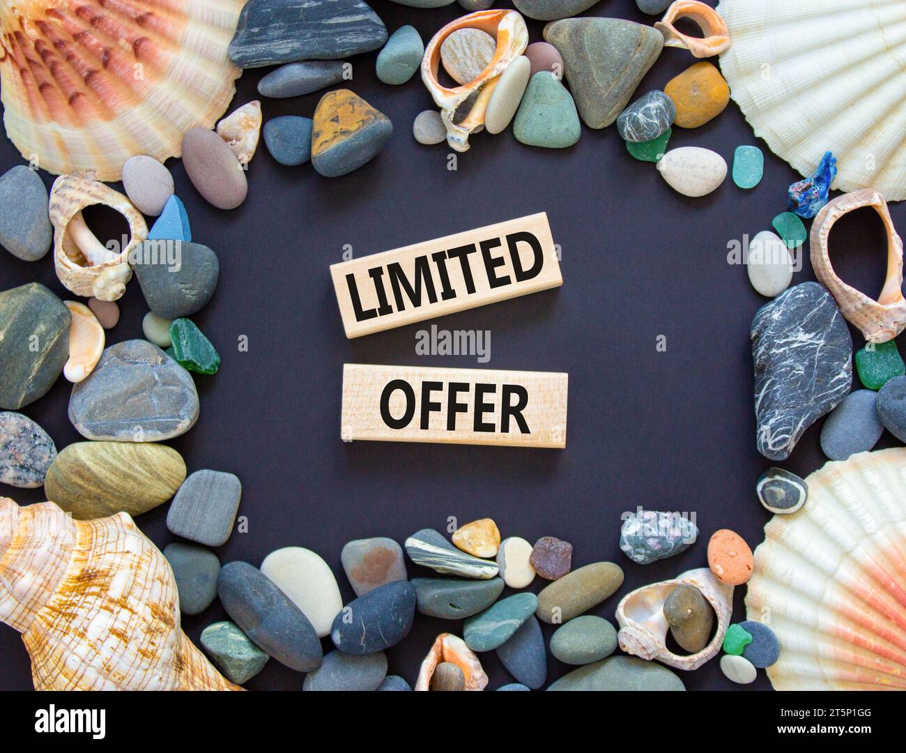 Symbol für begrenztes Angebot. Concept Words begrenztes Angebot für schönen Holzblock. Schöner schwarzer Tischhintergrund. Seestein Muschel. Unternehmensmarketing Stockfoto