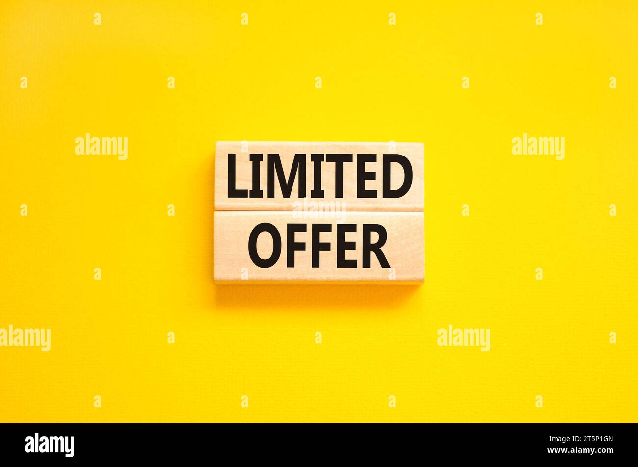Symbol für begrenztes Angebot. Concept Words begrenztes Angebot für schönen Holzblock. Schöner gelber Tisch, gelber Hintergrund. Unternehmensmarketing, Motivationa Stockfoto