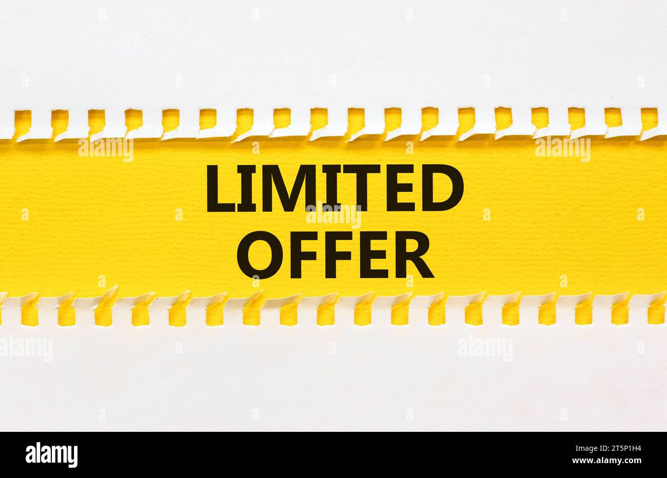 Symbol für begrenztes Angebot. Concept Words limitiertes Angebot auf wunderschönem gelbem Papier. Schöner Hintergrund aus weißem Papier. Business Marketing, Motivational Limite Stockfoto