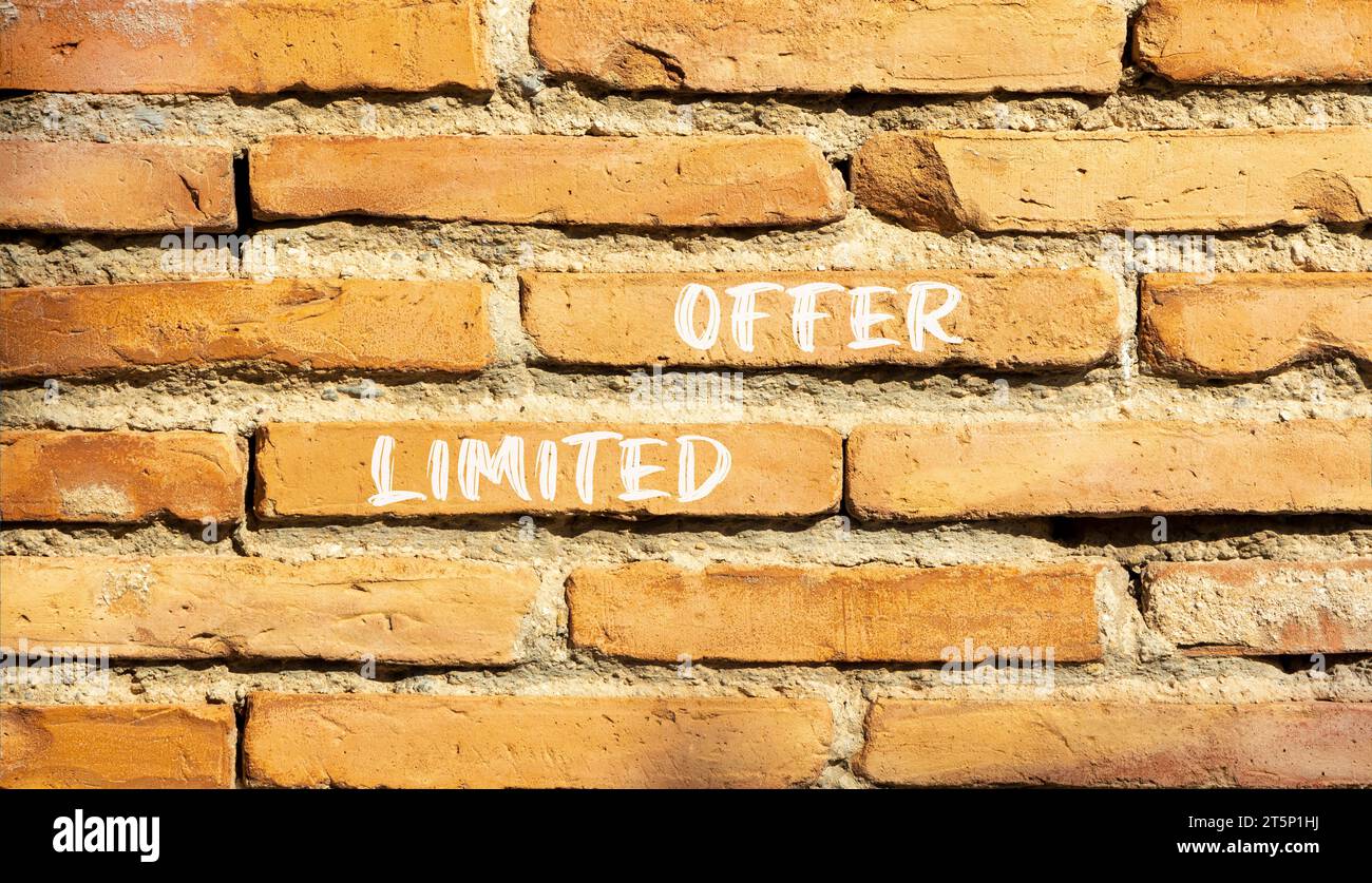 Symbol für begrenztes Angebot. Concept Words begrenztes Angebot für schöne braune Steine. Wunderschöner Backsteinmauerhintergrund. Wunderschöne Ziegelmauer. Unternehmensmarketing Stockfoto