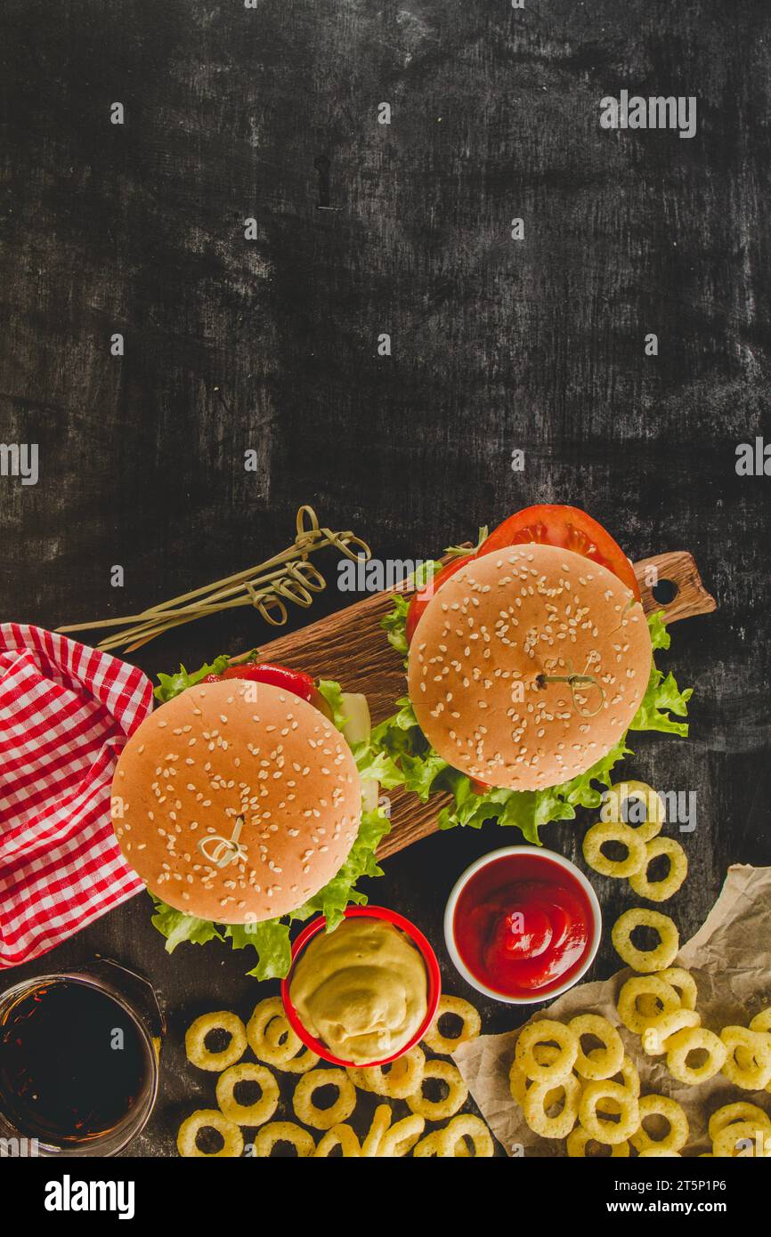 Leckeres Fast-Food-Menü mit Blick von oben Stockfoto