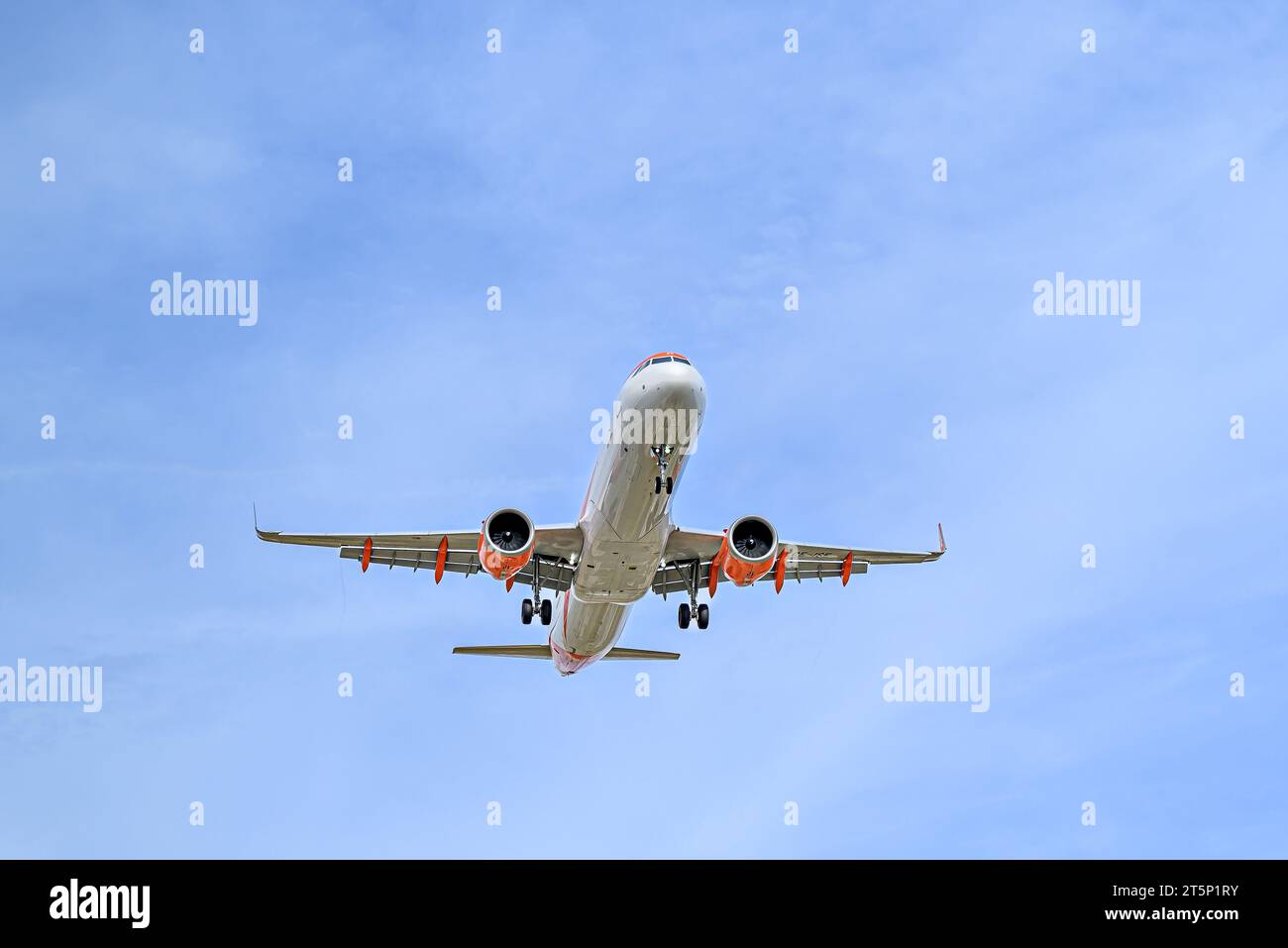 Barcelona, ​​Spain; 10. April 2023: Airbus A321 der Firma Easyjet, Landung auf dem Flughafen Josep Tarradellas Barcelona-El Prat Stockfoto