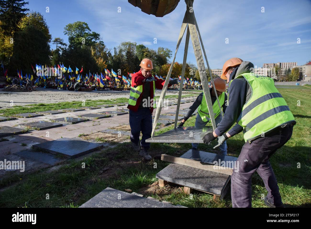 Lviv, Ukraine. 30. Oktober 2023. Arbeiter demontieren sowjetische Gedenktafeln auf dem Marsfeld des Lytschakiw-Friedhofs in Lemberg. Quelle: SOPA Images Limited/Alamy Live News Stockfoto