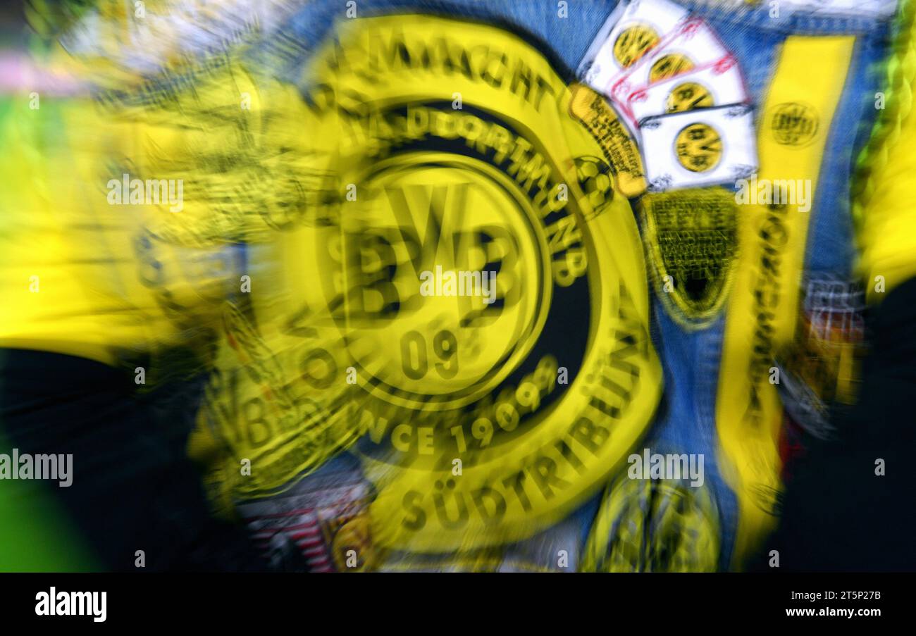 DFB Cup, Signal Iduna Park Dortmund: Borussia Dortmund gegen TSG Hoffenheim; BVB-Fan mit BVB-Logo und Patches Stockfoto