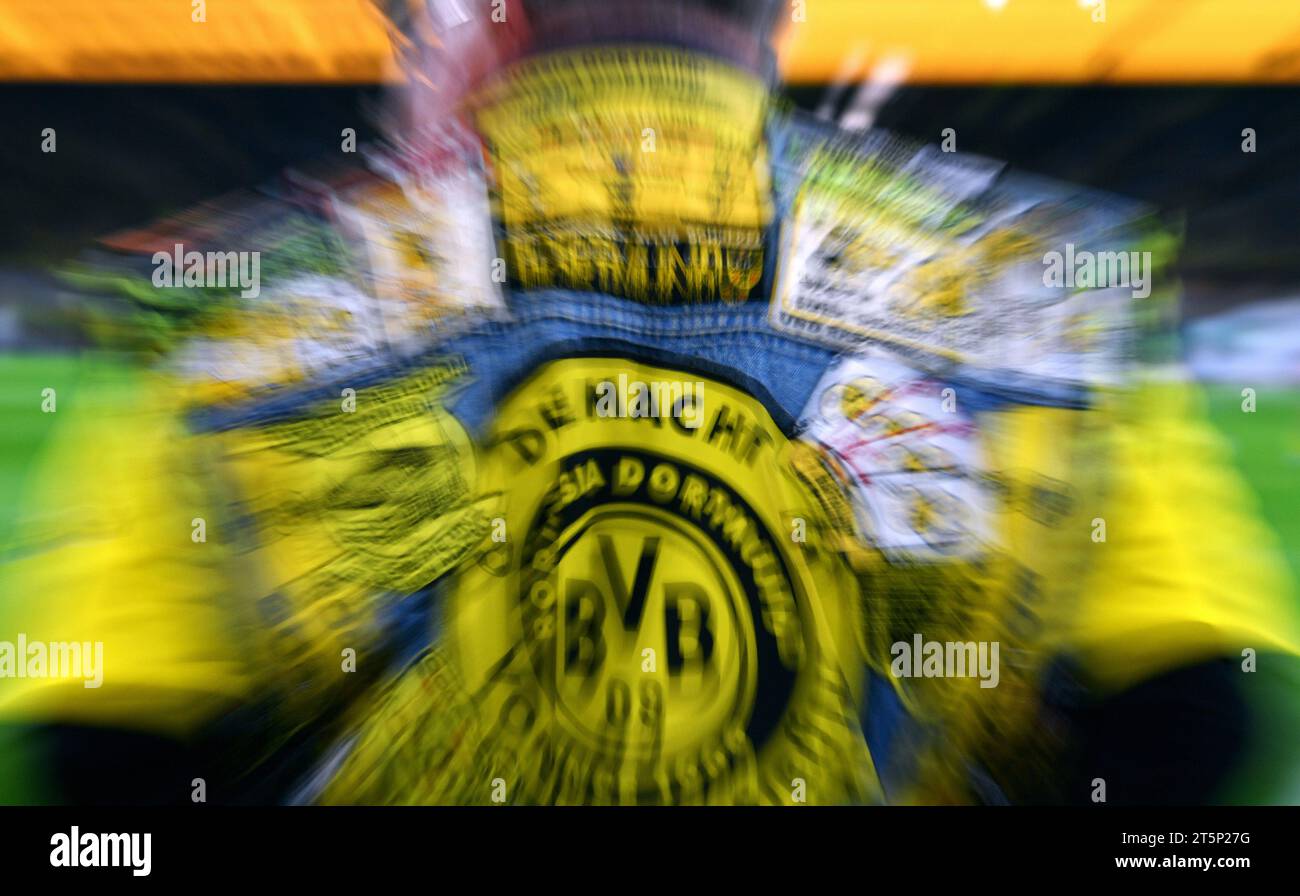 DFB Cup, Signal Iduna Park Dortmund: Borussia Dortmund gegen TSG Hoffenheim; BVB-Fan mit BVB-Logo und Patches Stockfoto