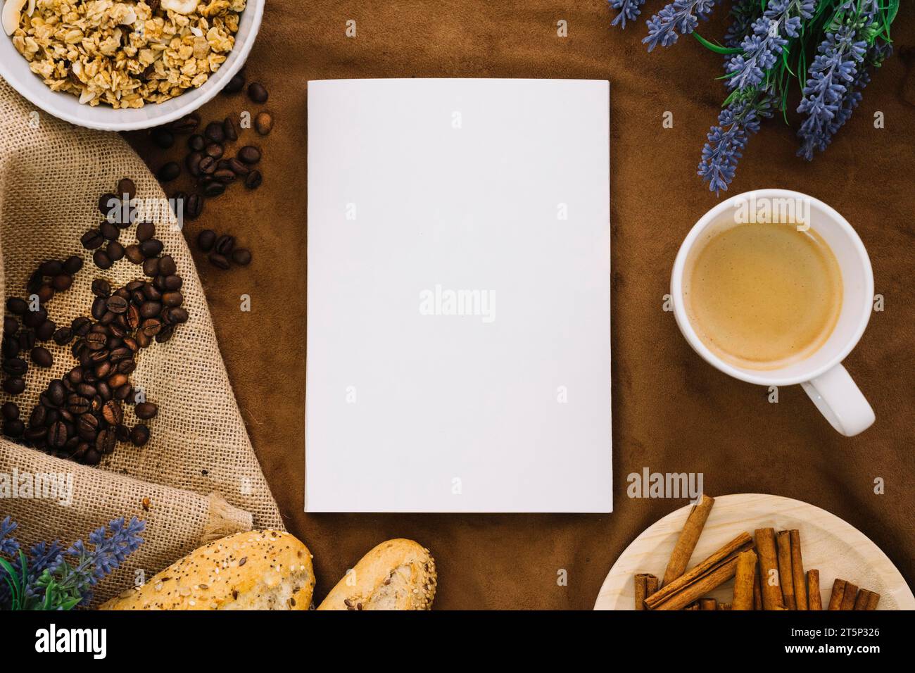 Buch Mockup mit Kaffeebohnen Stockfoto